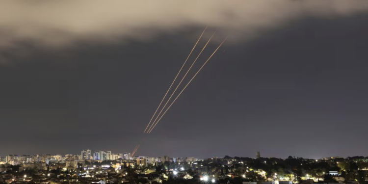 Drones enviados por Irán a Israel sobrepasan Domo de Hierro