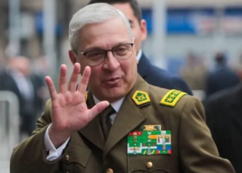 Chile tres por uno (III): Ante genuflexión del bloque gobernante, «seguimos» dice el Sr. Director.