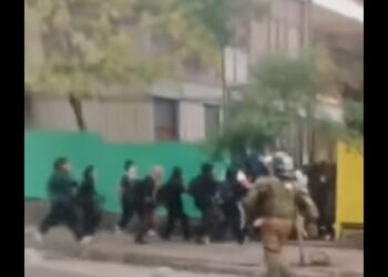 Represión Policial frente a niñas y adolescentes del Liceo 1 de Santiago, con complicidad del PC de la mano de la alcaldesa Hiraci Hassler.