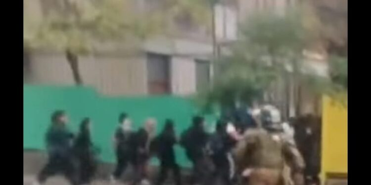 Represión Policial frente a niñas y adolescentes del Liceo 1 de Santiago, con complicidad del PC de la mano de la alcaldesa Hiraci Hassler.
