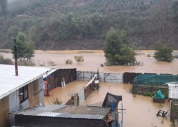 Curanilahue: «Por el temporal, las viviendas que levantamos en la toma ya están cubiertas por más de un metro de agua»