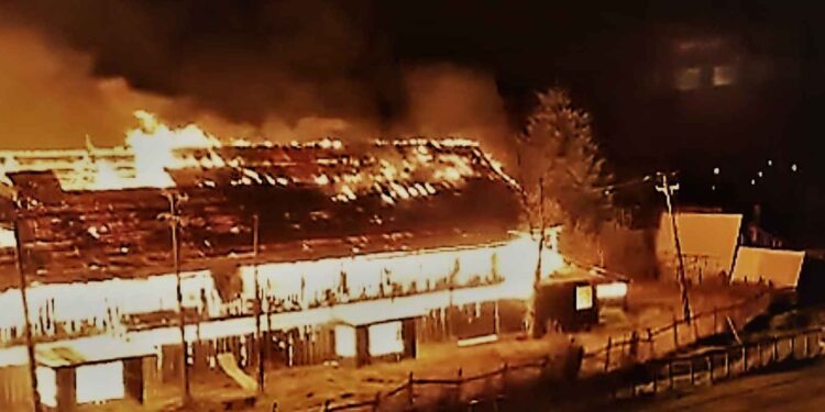 Incendio consumió Monumento Histórico Nacional Galpón Industrial IMASA en Neltume, región de Los Ríos