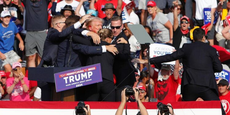 Trump resulta herido en una oreja tras un tiroteo en un mitin en Pensilvania con dos muertos