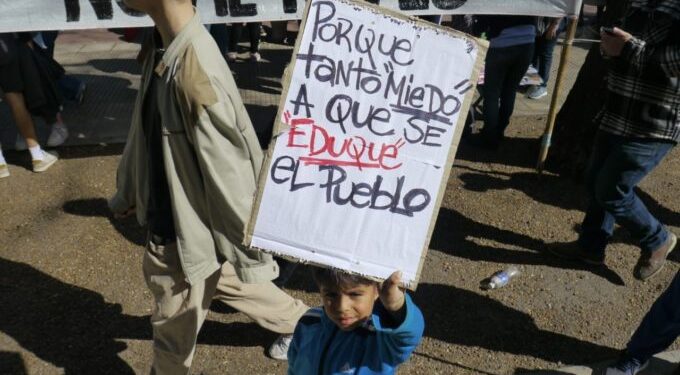 Argentina. Estudiantes, docentes, piqueteros, gremios, pueblo todo, repudiaron en las calles a Milei y sus vetos dictatoriales (fotoreportaje II)