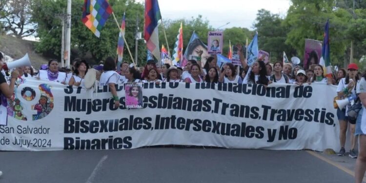 Feminismos. Argentina /”Encuentro Plurinacional de Mujeres y Disidencias” en Jujuy: Decenas de miles participaron en la marcha central de la actividad /Consignas de repudio a Milei, al ex gobernador Morales y al patriarcado
