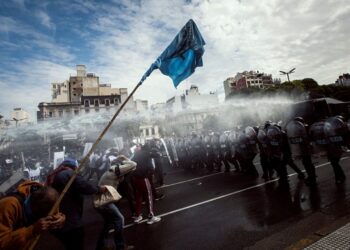 Lanzan manual antirrepresivo para «el cuidado colectivo y la autodefensa en contextos de movilización social»