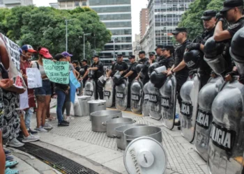 Nosotras, las más pobres: feminización de la pobreza en la era Milei