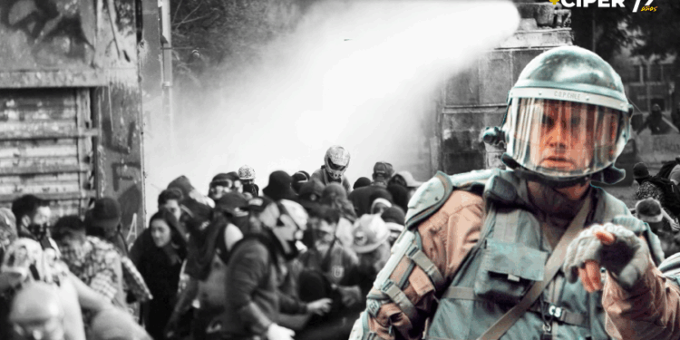 «Te vamos a sacar los ojos»: imágenes revelan cómo Claudio Crespo y su equipo de Fuerzas Especiales enfrentaban ataques durante el estallido social