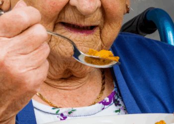 Desnutrición en adultos mayores: 1 de cada 3 está en riesgo en Chile