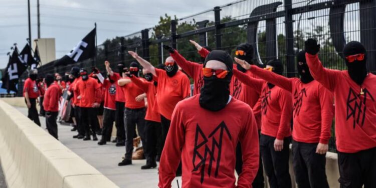 Investigación internacional identifica expansión de células neonazis en Chile y Colombia