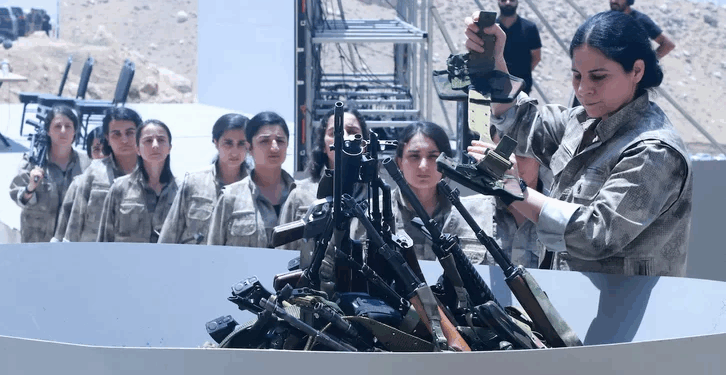 Kurdistán. El PKK inicia su desarme con la quema de armas por parte de militantes y comandantes