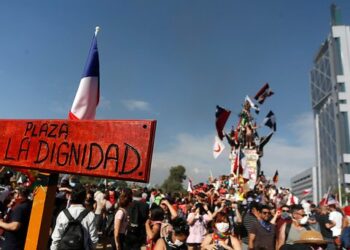 A seis años del Estallido Social: un 10% de los chilenos aún está dispuesto a volver a las calles