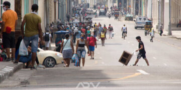 “Sobrevivir en Cuba: la vida cotidiana de un pueblo que inventa y resiste en medio de la crisis”