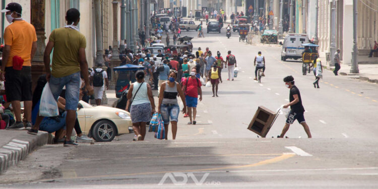 “Sobrevivir en Cuba: la vida cotidiana de un pueblo que inventa y resiste en medio de la crisis”